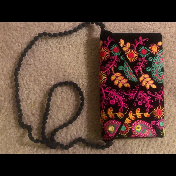 Beautifully embroidered clutch - Picture 2 of 5